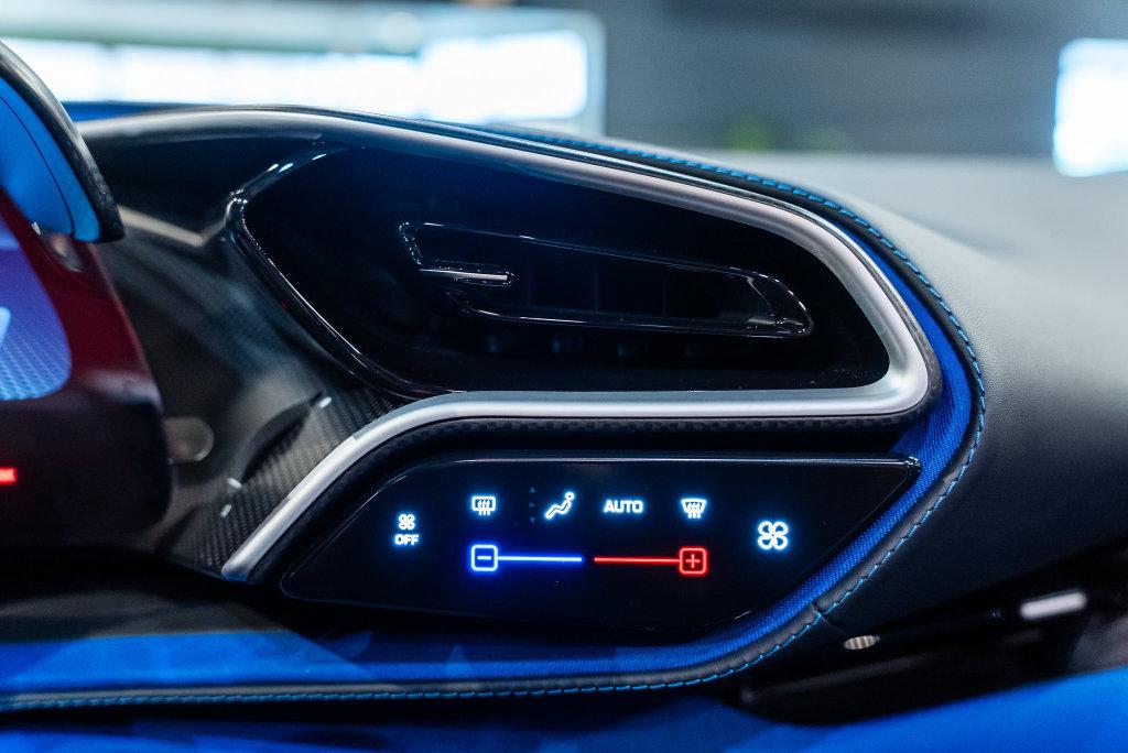 http://www.koenigseggchicago.com/galleria_images/188/188_p40_l.jpg