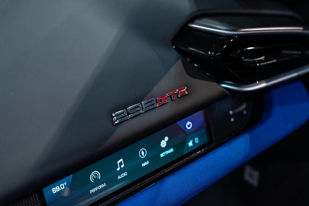 http://www.koenigseggchicago.com/galleria_images/188/188_p44_l.jpg
