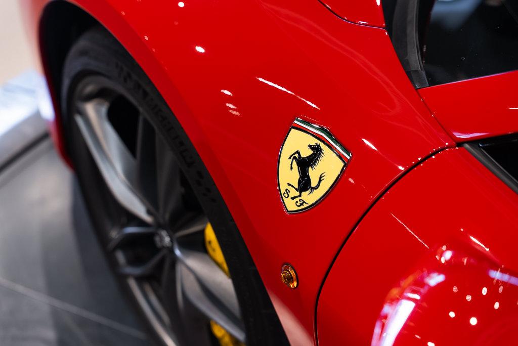 http://www.koenigseggchicago.com/galleria_images/189/189_p12_l.jpg
