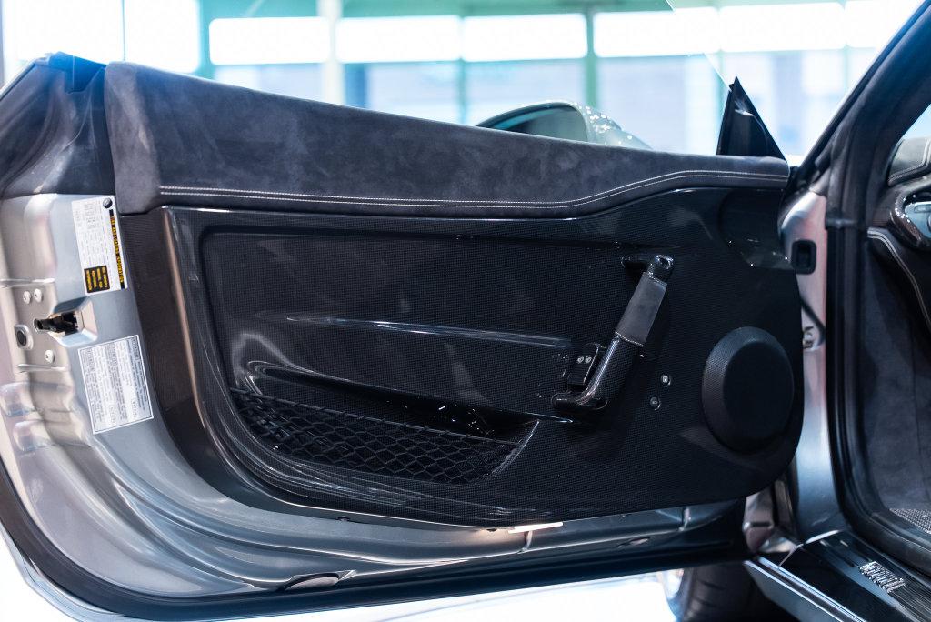 http://www.koenigseggchicago.com/galleria_images/190/190_p32_l.jpg