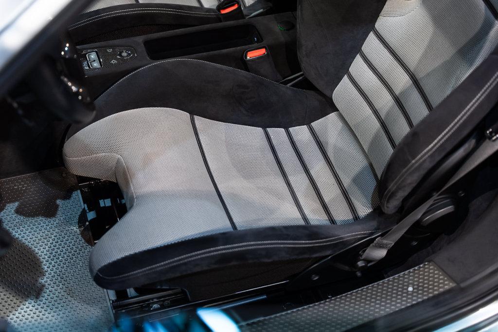 http://www.koenigseggchicago.com/galleria_images/190/190_p34_l.jpg