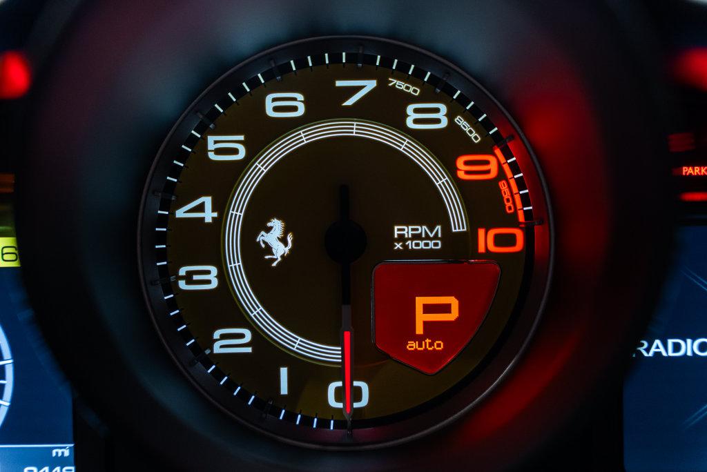 http://www.koenigseggchicago.com/galleria_images/190/190_p42_l.jpg