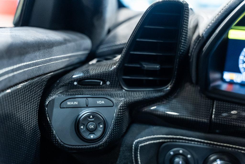 http://www.koenigseggchicago.com/galleria_images/190/190_p45_l.jpg