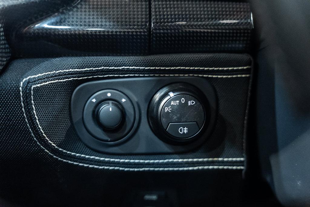 http://www.koenigseggchicago.com/galleria_images/190/190_p46_l.jpg