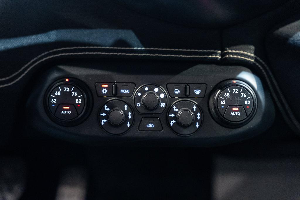 http://www.koenigseggchicago.com/galleria_images/190/190_p48_l.jpg