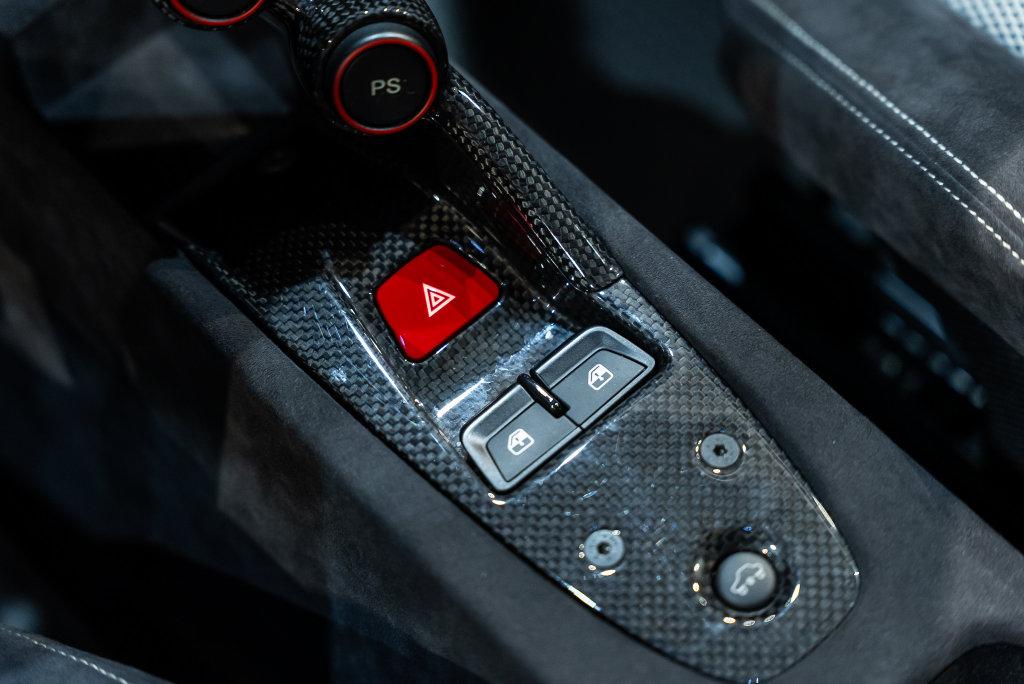 http://www.koenigseggchicago.com/galleria_images/190/190_p50_l.jpg