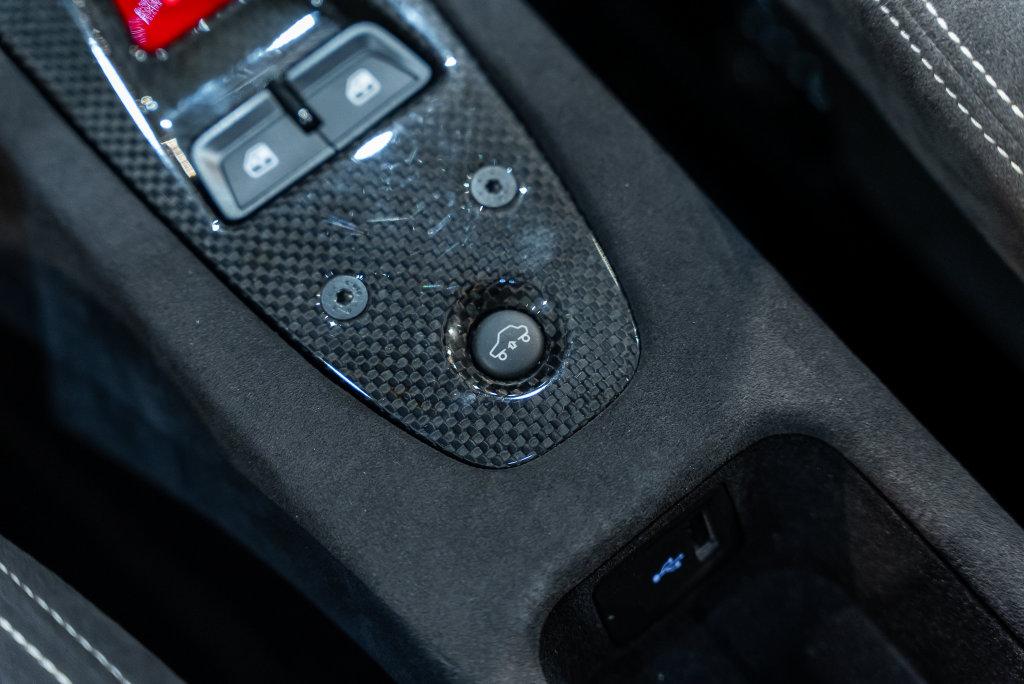 http://www.koenigseggchicago.com/galleria_images/190/190_p51_l.jpg