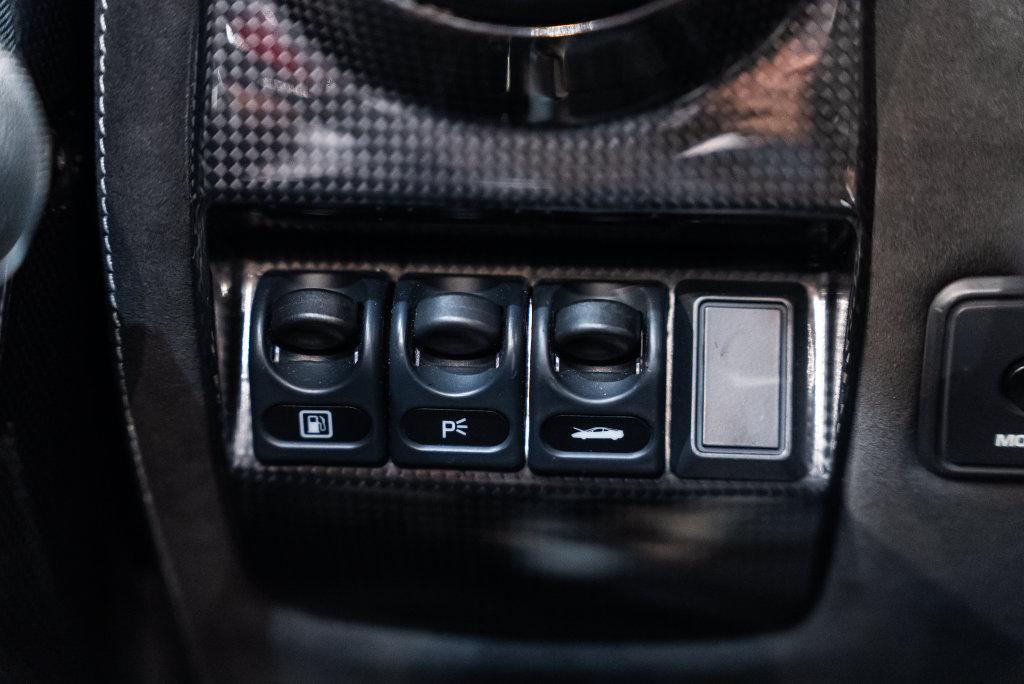 http://www.koenigseggchicago.com/galleria_images/191/191_p38_l.jpg