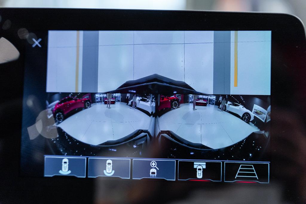 http://www.koenigseggchicago.com/galleria_images/193/193_p23_l.jpg