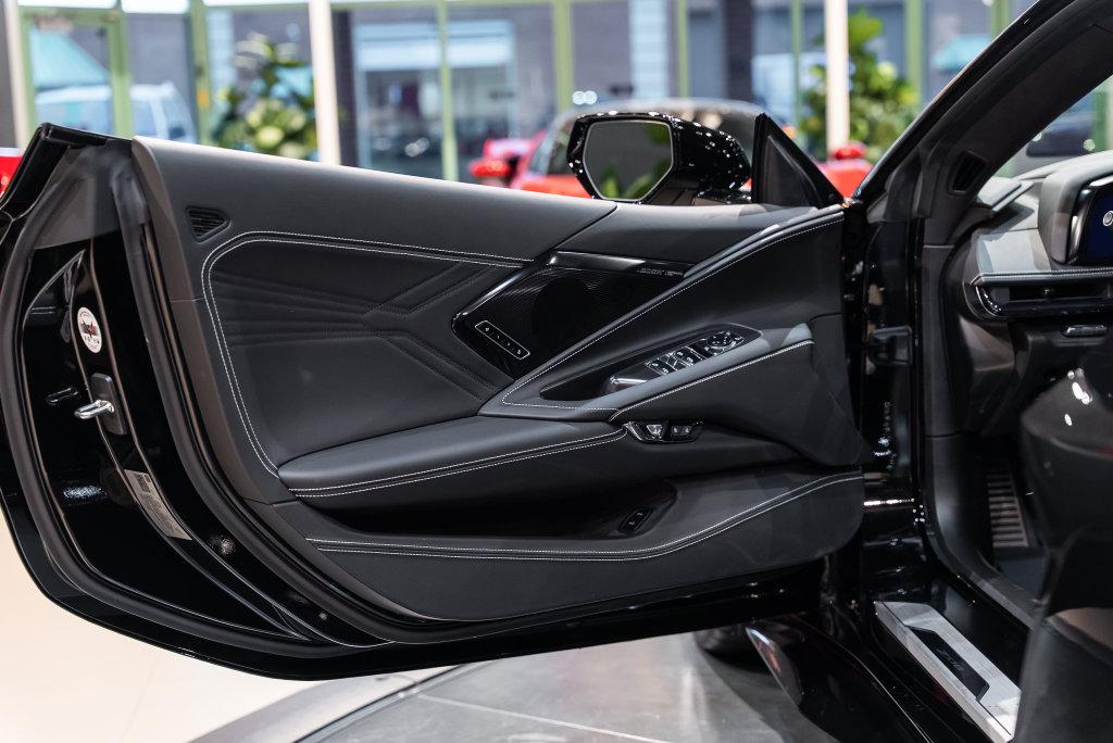 http://www.koenigseggchicago.com/galleria_images/193/193_p7_l.jpg