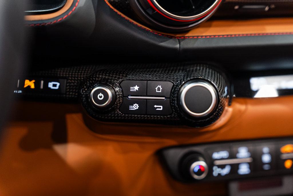 http://www.koenigseggchicago.com/galleria_images/194/194_p44_l.jpg