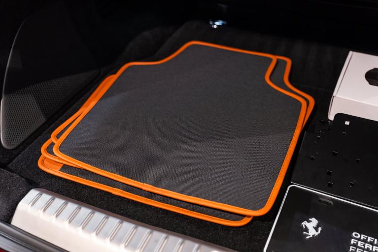 http://www.koenigseggchicago.com/galleria_images/195/195_p25_f.jpg