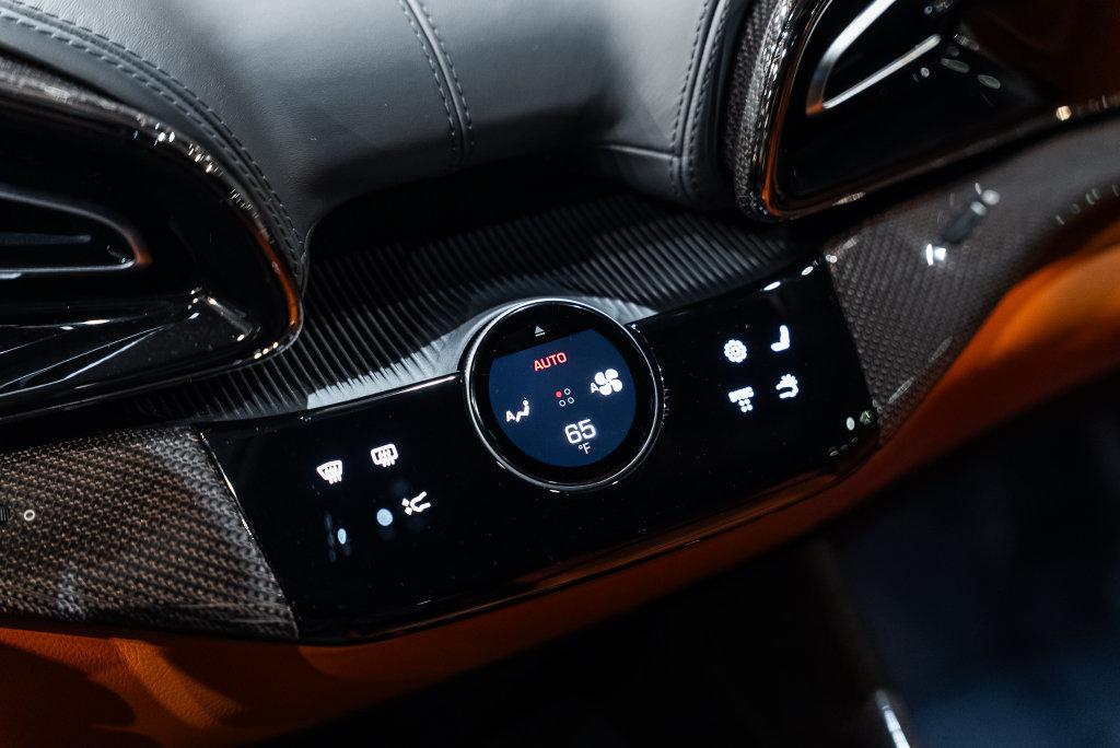 http://www.koenigseggchicago.com/galleria_images/195/195_p46_l.jpg