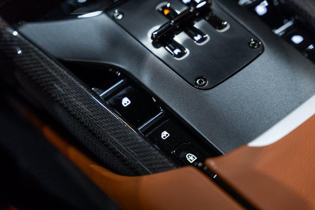 http://www.koenigseggchicago.com/galleria_images/195/195_p48_l.jpg