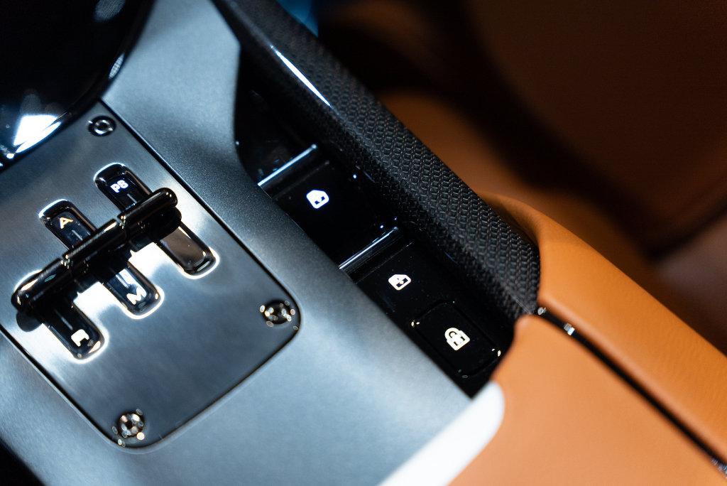 http://www.koenigseggchicago.com/galleria_images/195/195_p49_l.jpg