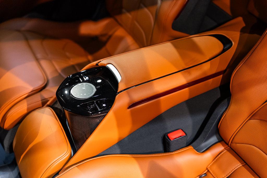 http://www.koenigseggchicago.com/galleria_images/195/195_p59_l.jpg