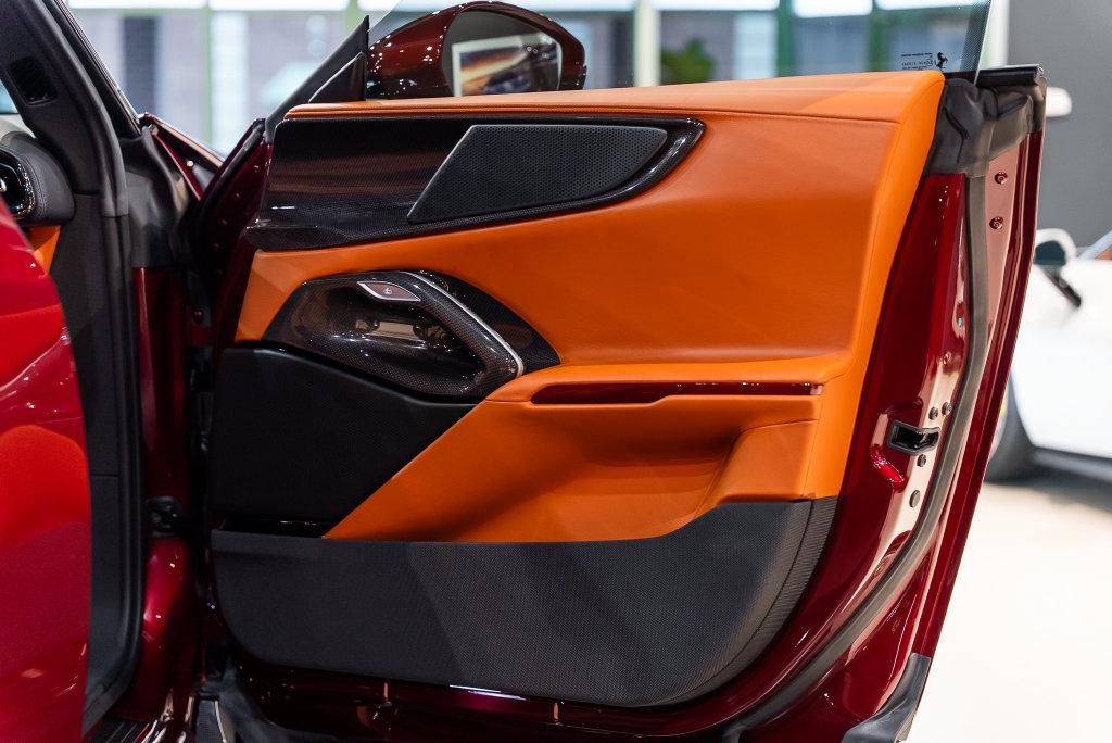 http://www.koenigseggchicago.com/galleria_images/195/195_p70_l.jpg