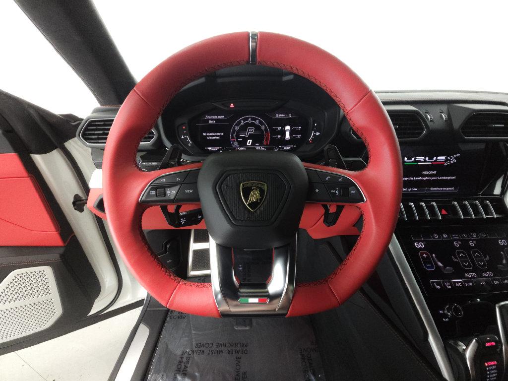 http://www.koenigseggchicago.com/galleria_images/196/196_p11_l.jpg