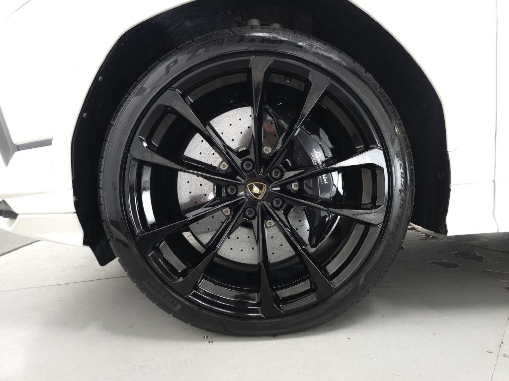 http://www.koenigseggchicago.com/galleria_images/196/196_p31_l.jpg