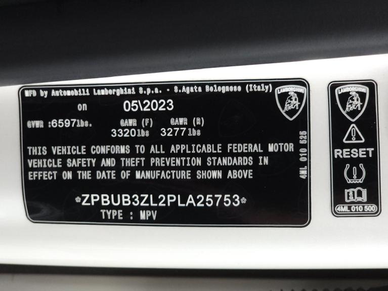 http://www.koenigseggchicago.com/galleria_images/196/196_p32_f.jpg