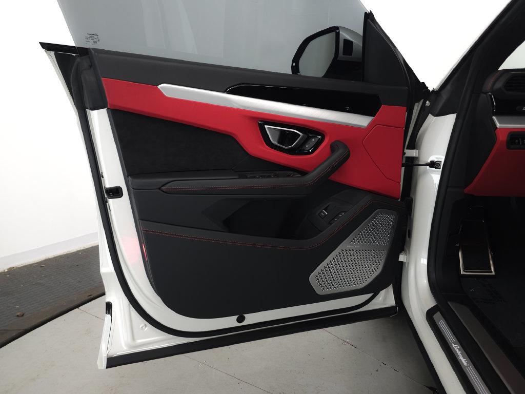 http://www.koenigseggchicago.com/galleria_images/196/196_p5_l.jpg