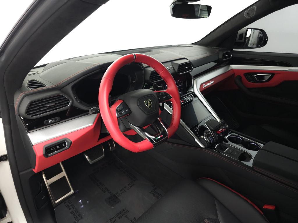 http://www.koenigseggchicago.com/galleria_images/196/196_p8_l.jpg
