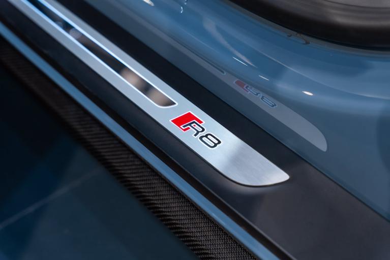 http://www.koenigseggchicago.com/galleria_images/199/199_p18_f.jpg