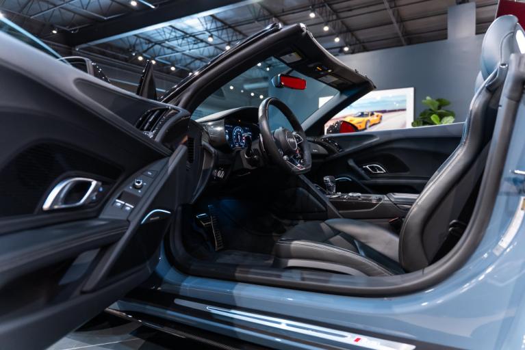 http://www.koenigseggchicago.com/galleria_images/199/199_p20_f.jpg