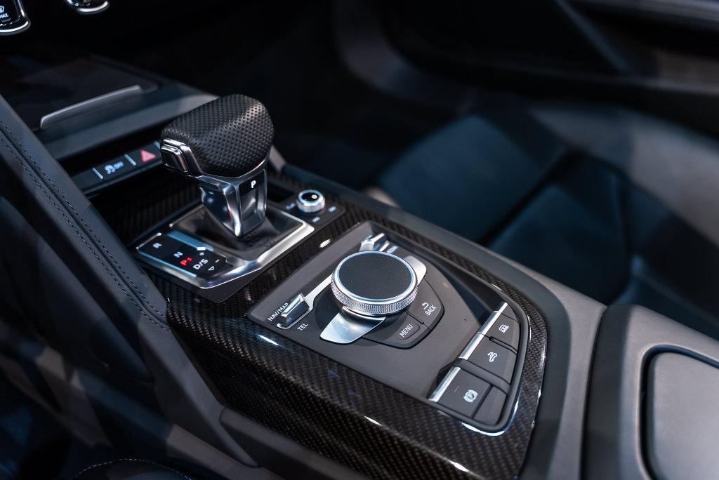 http://www.koenigseggchicago.com/galleria_images/199/199_p37_l.jpg