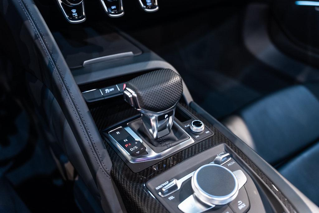 http://www.koenigseggchicago.com/galleria_images/199/199_p38_l.jpg