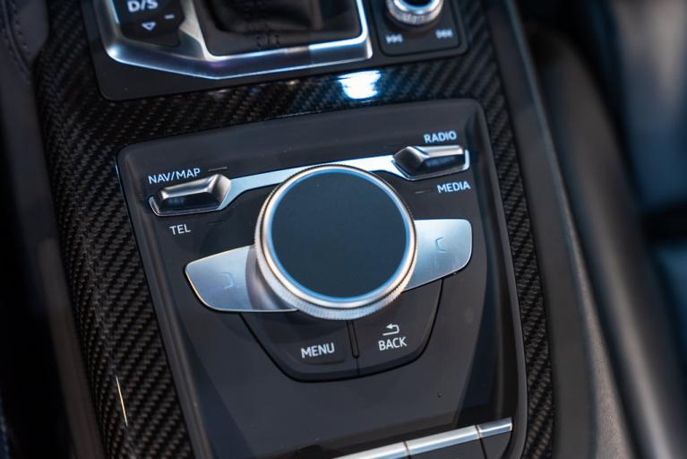 http://www.koenigseggchicago.com/galleria_images/199/199_p40_f.jpg