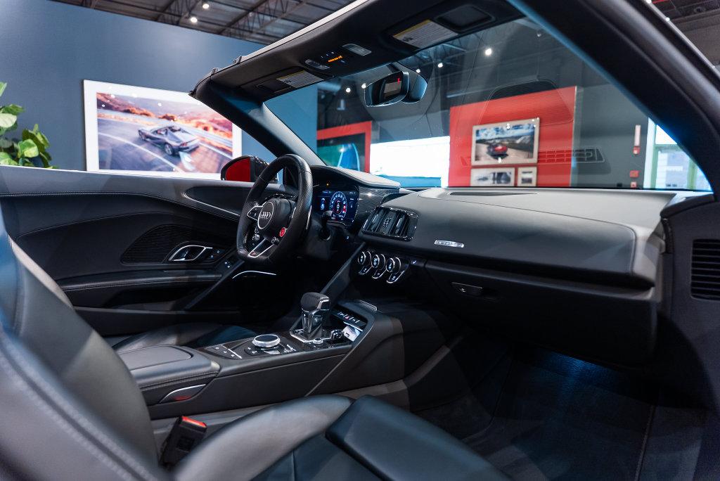 http://www.koenigseggchicago.com/galleria_images/199/199_p42_l.jpg