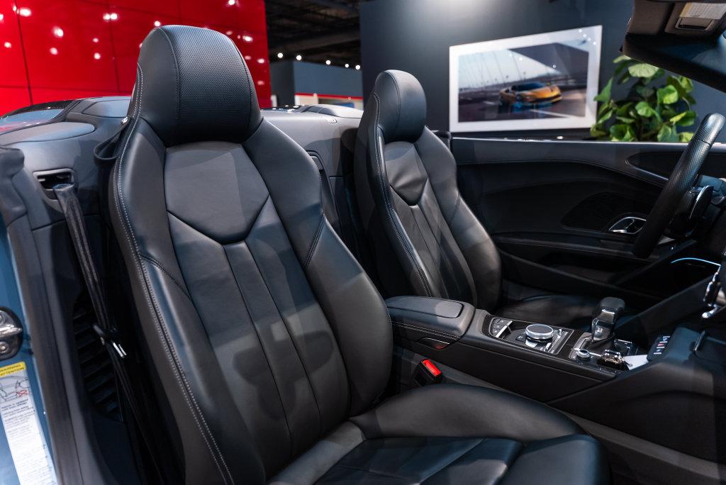 http://www.koenigseggchicago.com/galleria_images/199/199_p44_l.jpg