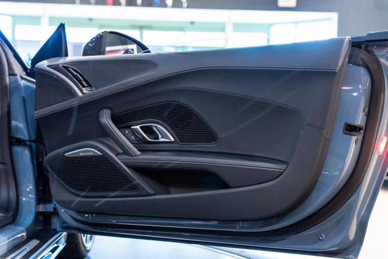 http://www.koenigseggchicago.com/galleria_images/199/199_p45_f.jpg