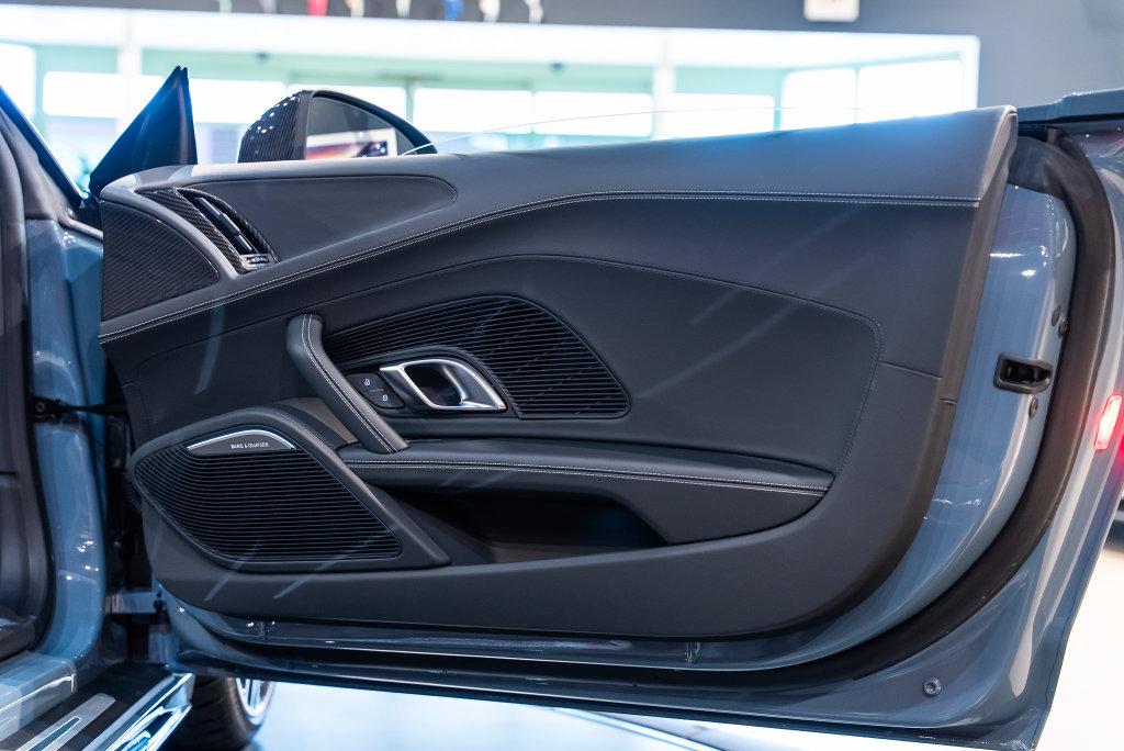 http://www.koenigseggchicago.com/galleria_images/199/199_p45_l.jpg