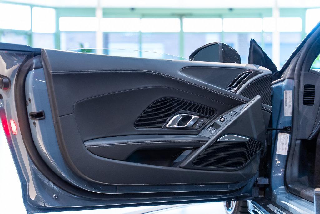 http://www.koenigseggchicago.com/galleria_images/199/199_p46_l.jpg