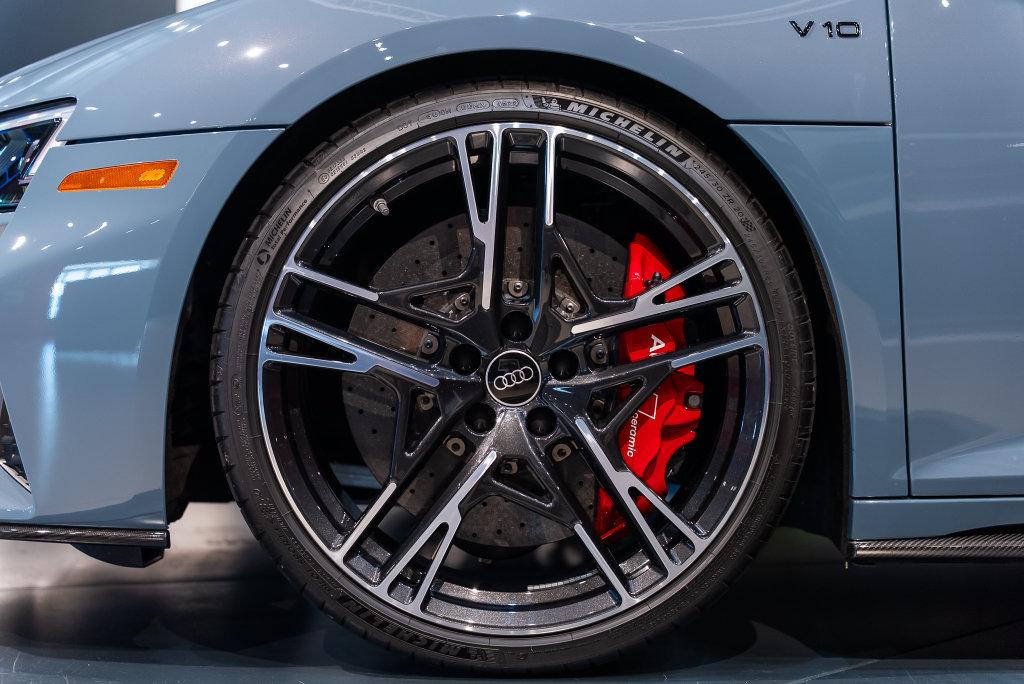 http://www.koenigseggchicago.com/galleria_images/199/199_p5_l.jpg