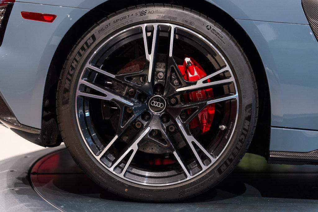http://www.koenigseggchicago.com/galleria_images/199/199_p8_l.jpg