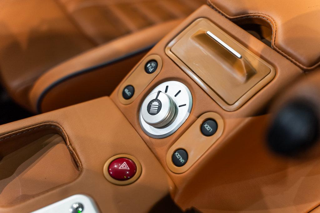 http://www.koenigseggchicago.com/galleria_images/201/201_p58_l.jpg