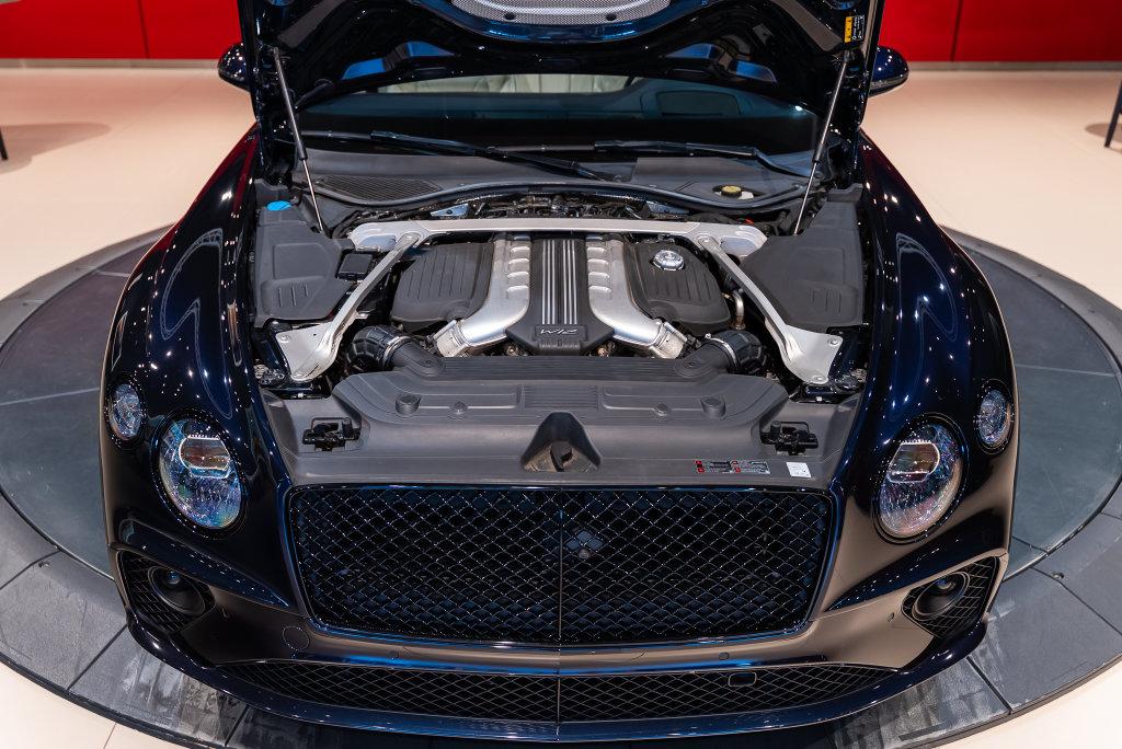 http://www.koenigseggchicago.com/galleria_images/204/204_p11_l.jpg