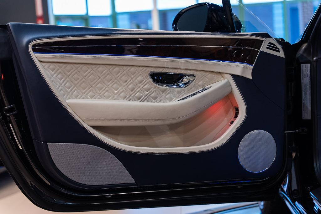 http://www.koenigseggchicago.com/galleria_images/204/204_p15_l.jpg