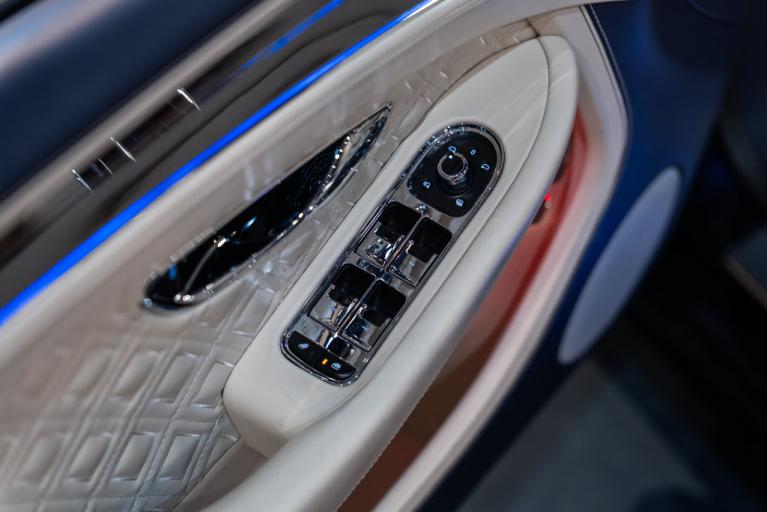http://www.koenigseggchicago.com/galleria_images/204/204_p16_f.jpg