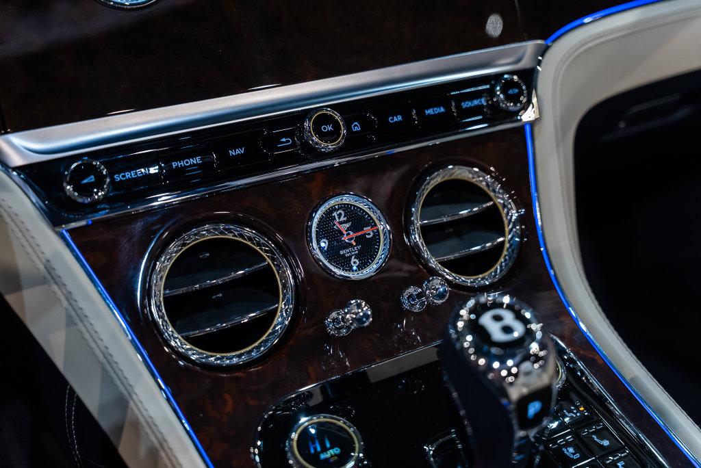 http://www.koenigseggchicago.com/galleria_images/204/204_p30_l.jpg