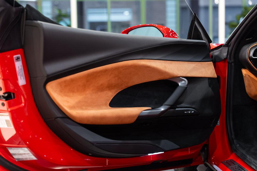 http://www.koenigseggchicago.com/galleria_images/205/205_p25_l.jpg