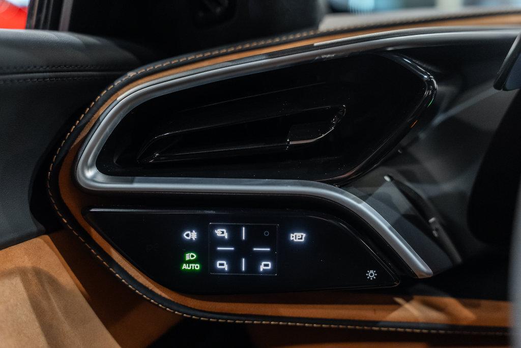 http://www.koenigseggchicago.com/galleria_images/205/205_p36_l.jpg