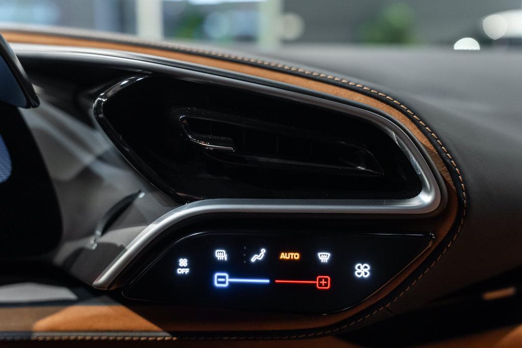 http://www.koenigseggchicago.com/galleria_images/205/205_p37_l.jpg