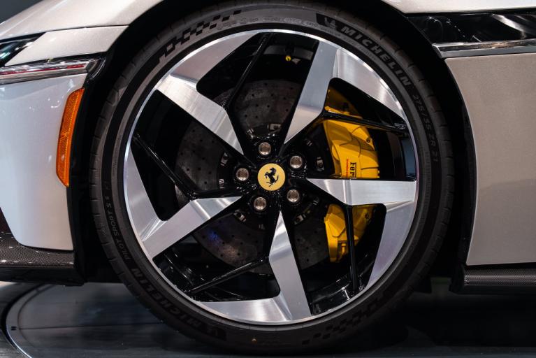 http://www.koenigseggchicago.com/galleria_images/206/206_p13_f.jpg