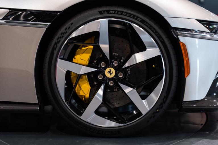http://www.koenigseggchicago.com/galleria_images/206/206_p16_f.jpg