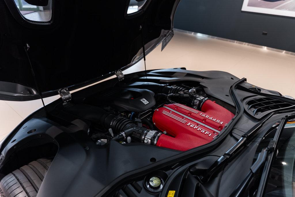 http://www.koenigseggchicago.com/galleria_images/206/206_p21_l.jpg