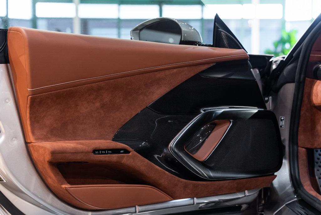 http://www.koenigseggchicago.com/galleria_images/206/206_p27_l.jpg